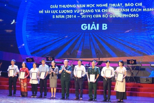 Bộ Quốc phòng trao giải thưởng VHNT, báo chí cho các tác giả phía Nam