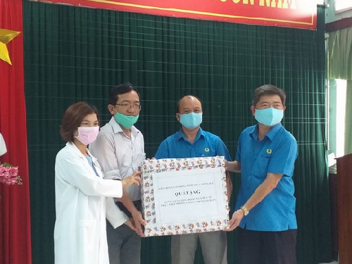 Liên đoàn Lao động tỉnh thăm và tặng quà cho công đoàn ngành Y tế tham gia công tác phòng chống dịch Covid – 19