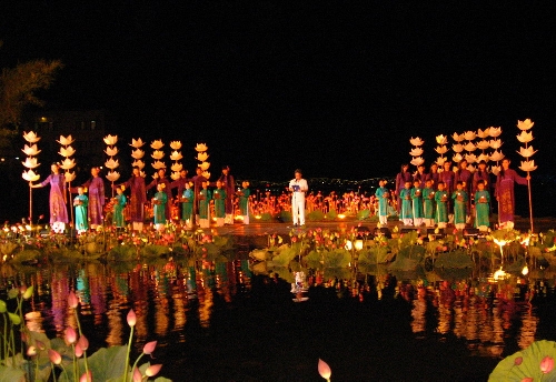 Lung linh tà áo dài trên sông Hương