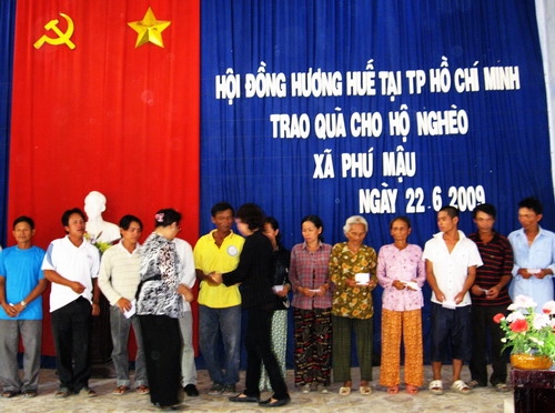Hội Đồng hương Huế tại TP Hồ Chí Minh thăm và  tặng quà cho bà con nghèo