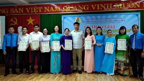 Trao thưởng cuộc thi ảnh “Nữ công nhân viên chức lao động với áo dài truyền thống” trên mạng xã hội Facebook. 