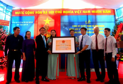 Lễ công bố Quyết định và đón bằng xếp hạng di tích lịch sử Lưu niệm danh nhân cấp tỉnh Ưng Bình tại Châu Hương Viên.