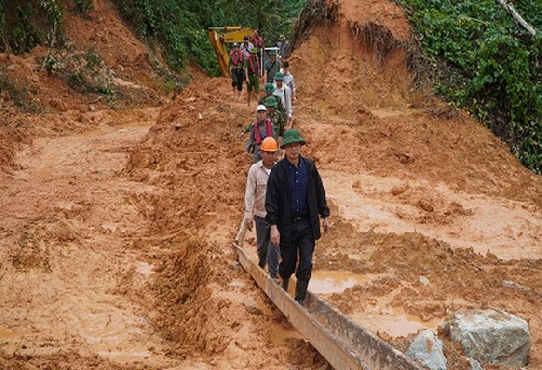 Bí thư Tỉnh ủy Lê Trường Lưu thị sát, chỉ đạo công tác tìm kiếm, cứu nạn cứu hộ tại thủy điện Rào Trăng 3