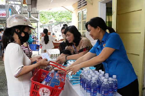 Phiên chợ “ 0 Đồng” cho công nhân lao động sau mùa mưa lũ