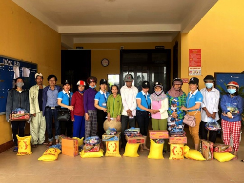 Hơn 200 suất quà hỗ trợ bà con vùng lũ Huyện Quảng Điền