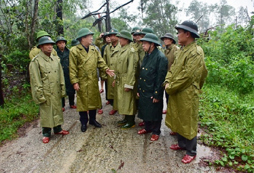 Phó Thủ tướng Trịnh Đình Dũng kiểm tra, chỉ đạo công tác cứu hộ, cứu nạn tại thủy điện Rào Trăng 3