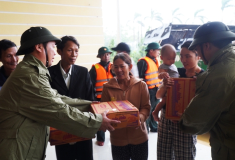Lãnh đạo tỉnh thăm và trao lương thực cứu trợ cho người dân vùng lũ