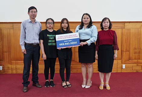 Trao tiền hỗ trợ cho 02 con của liệt sỹ Phạm Văn Hướng