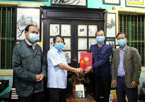 Trao giải B giải thưởng Sách quốc gia năm 2020  đến gia đình nhà thơ Trần Vàng Sao.