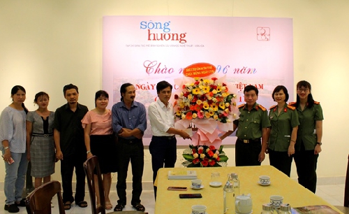 Công an tỉnh Thừa Thiên Huế thăm và chúc mừng Tạp chí Sông Hương nhân ngày 21/6