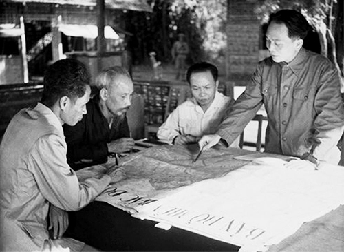 Hồ Chí Minh, Võ Nguyên Giáp và chiến thắng Điện Biên Phủ