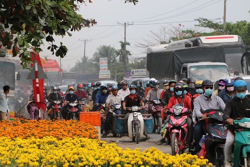 Không cách ly y tế người dân trong nước về quê ăn Tết.