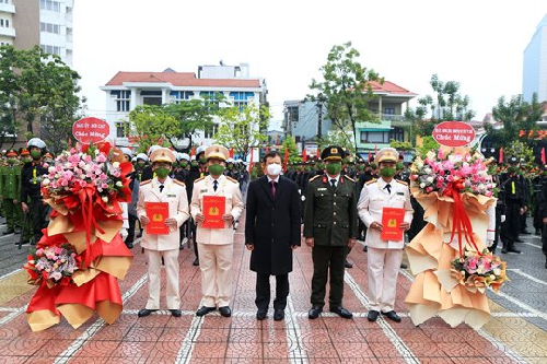  Ra mắt tiểu đoàn Cảnh sát cơ động dự bị chiến đấu