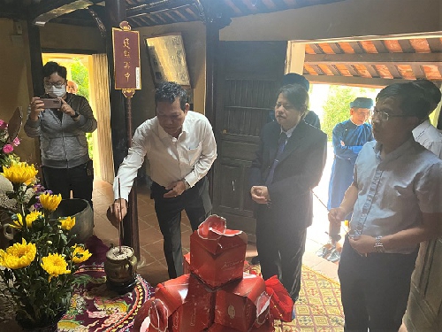 Dâng hương tưởng niệm Danh nhân Văn hóa Đặng Huy Trứ nhân Ngày Nhiếp ảnh Việt Nam
