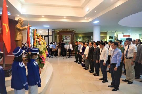 Dâng hoa  và khai mạc triển lãm nhân kỉ niệm 132 năm ngày sinh của Chủ tịch  Hồ Chí Minh