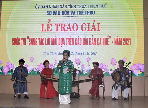 Trao giải cho cuộc thi “Sáng tác lời mới dựa trên các bài bản Ca Huế”.