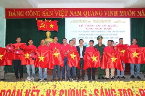 10.000 lá cờ Tổ quốc trao tặng cho ngư dân tỉnh Thừa Thiên Huế     
