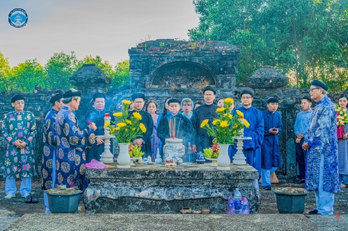 Lễ dâng hương chúa Nguyễn Phúc Khoát - người có công định chế áo dài Việt Nam.