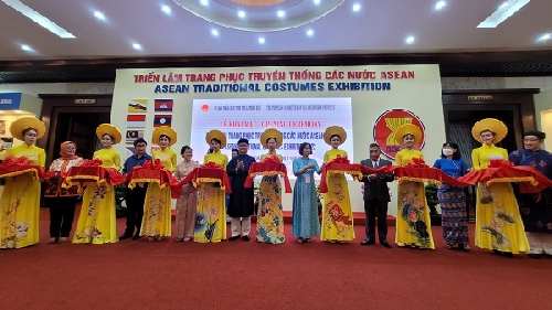 Khai mạc Triển lãm Trang phục truyền thống các nước ASEAN