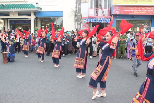 Sắc màu dân gian của Huế tại Lễ hội đường phố