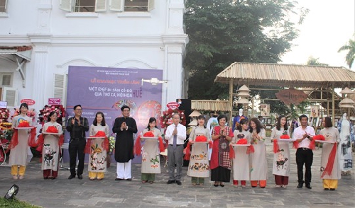 Khai mạc triển lãm “Nét đẹp di sản Cố đô Huế qua thơ ca, hội hoạ”