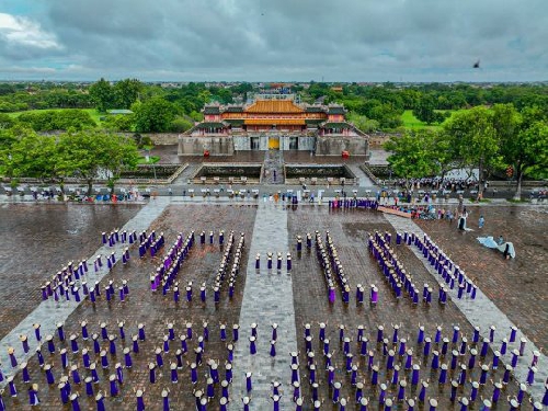 Trình diễn dân vũ “Xinh tươi Việt Nam”