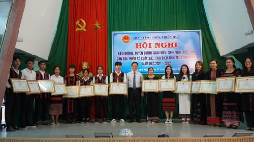 Biểu dương, tuyên dương giáo viên, sinh viên, học sinh dân tộc thiểu số