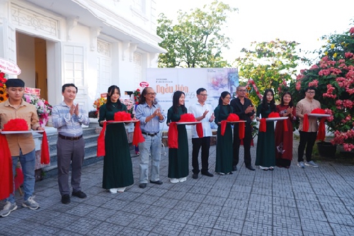 Triển lãm “ Ngẫu Liên trên giấy” của họa sĩ Phan Hải Bằng.