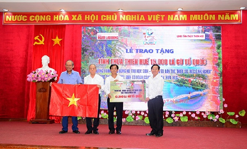 Trao tặng 15.000 lá cờ Tổ quốc cho tỉnh Thừa Thiên Huế