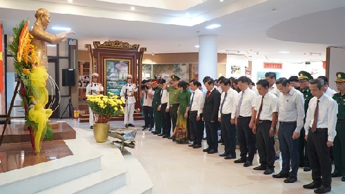 Lễ dâng hoa lên Chủ tịch Hồ Chí Minh và khai mạc triển lãm “Hồ Chí Minh - Chân dung một con người”