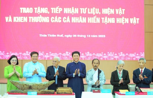 Bảo tàng Lịch sử Thừa Thiên Huế tiếp nhận tư liệu, hiện vật do các cá nhân trao tặng