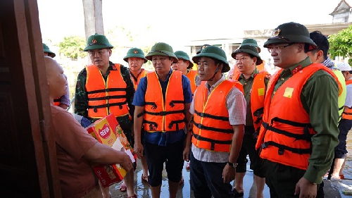 Lãnh đạo tỉnh Thừa Thiên Huế thăm hỏi, động viên các hộ dân vùng lũ