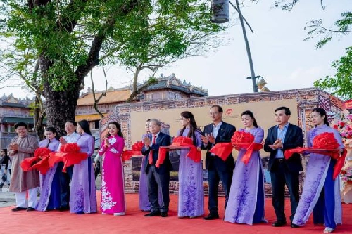 Khai mạc triển lãm “Kinh thành Huế - dấu xưa còn lại”