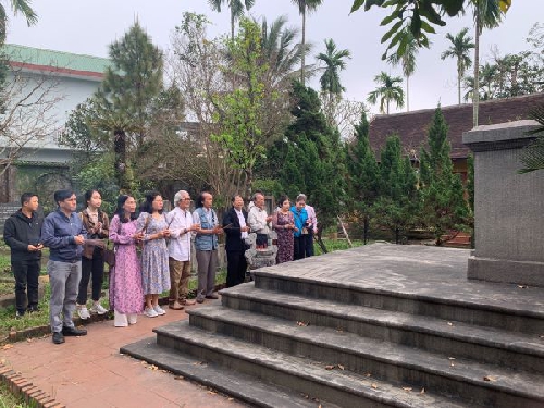 Ngày thơ viếng mộ thi nhân 