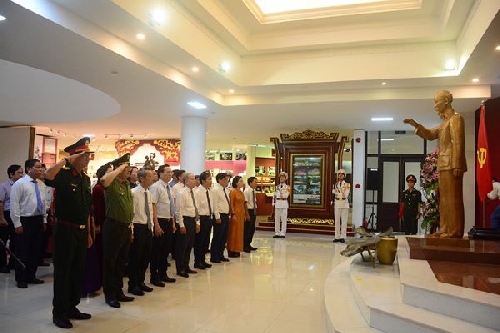 Dâng hoa Kỷ niệm 134 năm Ngày sinh Chủ tịch Hồ Chí Minh và khai mạc triển lãm chuyên đề: “Điện Biên Phủ - Quyết chiến, quyết thắng”