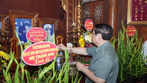 Thủ tướng Chính phủ Phạm Minh Chính dâng hương tưởng niệm Đại tướng Nguyễn Chí Thanh