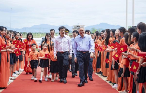 Phó Thủ tướng Thường trực Nguyễn Hòa Bình thăm và làm việc tại Tổ hợp Giáo dục FPT