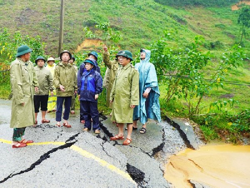 Nhiều tuyến đường sạt lở, nhiều khu vực vẫn còn ngập sâu do mưa lớn