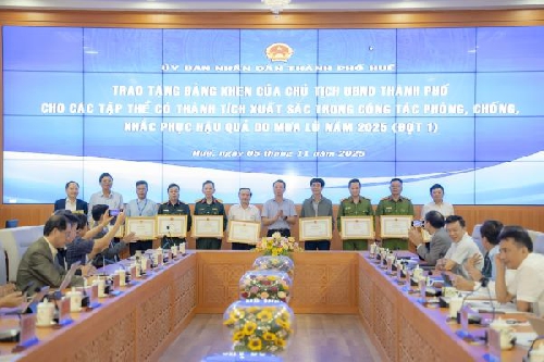 Khen thưởng các tập thể có thành tích xuất sắc trong công tác phòng, chống, khắc phục hậu quả do mưa lũ