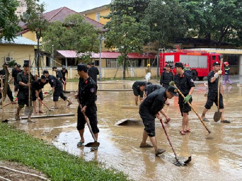Kịp thời giúp nhân dân ứng phó, khắc phục thiệt hại sau lũ trên địa bàn thành phố