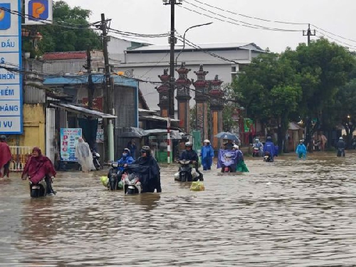 Mưa lớn, nhiều nơi ngập nặng và sạt lở đất