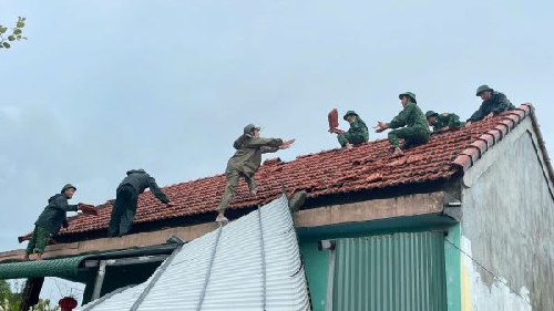 Phường Phong Quảng: Lốc xoáy làm tốc mái nhiều nhà dân