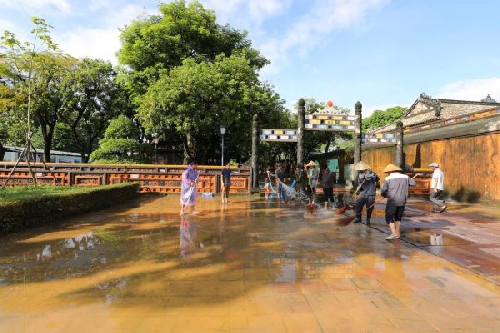 Khắc phục hậu quả, tổng lực dọn dẹp vệ sinh sau lũ