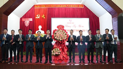 Lãnh đạo Thành phố thăm, chúc mừng Đại học Huế và các cơ sở giáo dục nhân kỷ niệm 43 năm ngày Nhà giáo Việt Nam 20/11