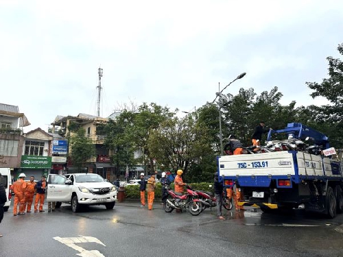 Công ty Điện lực Huế vào tâm lũ Phú Yên hỗ trợ khắc phục lưới điện