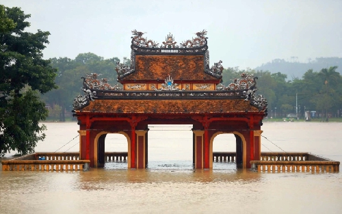 Những ngày Huế thắp lại mình