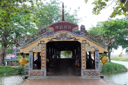 Cầu ngói Thanh Toàn qua nghệ thuật tạo hình