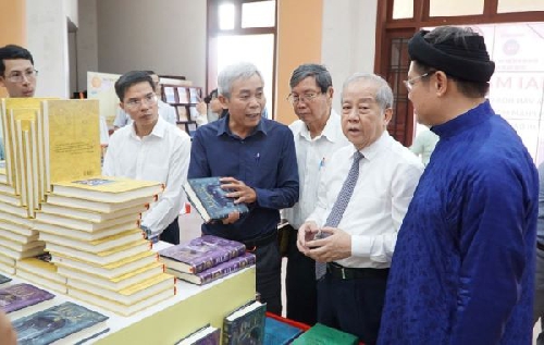 “Thiết lập và phát triển Tủ sách Huế”