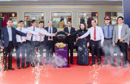 Đoàn tàu "Hành trình kết nối di sản Miền Trung" ra mắt giao diện mới 