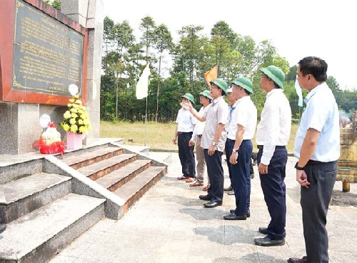 Lãnh đạo thành phố dâng hương tại bia chiến tích Dương Hòa nhân kỷ niệm 77 năm Đại hội Đảng bộ tỉnh lần thứ nhất